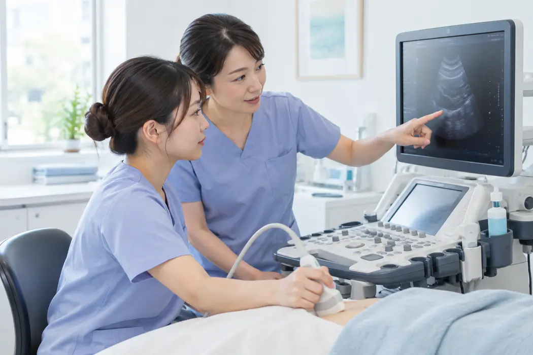 超音波装置を使って訪問OJTを行う女性技師